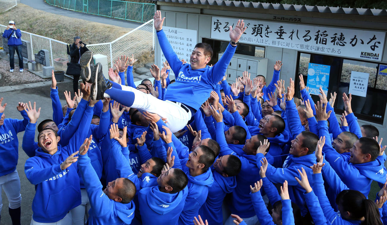センバツ出場が決まり青柳監督を胴上げする高崎健康福祉大高崎の選手たち（撮影・大野祥一）
