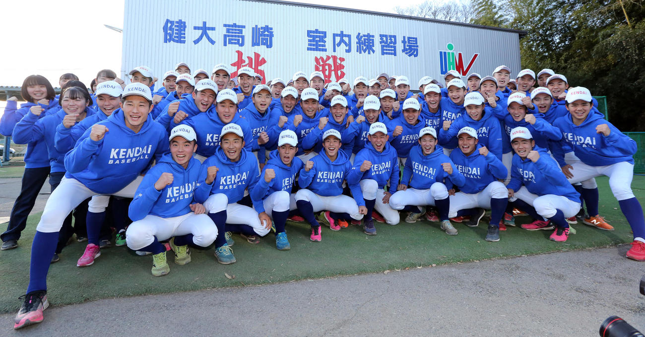 センバツ出場が決まり笑顔の高崎健康福祉大高崎の選手たち（撮影・大野祥一）