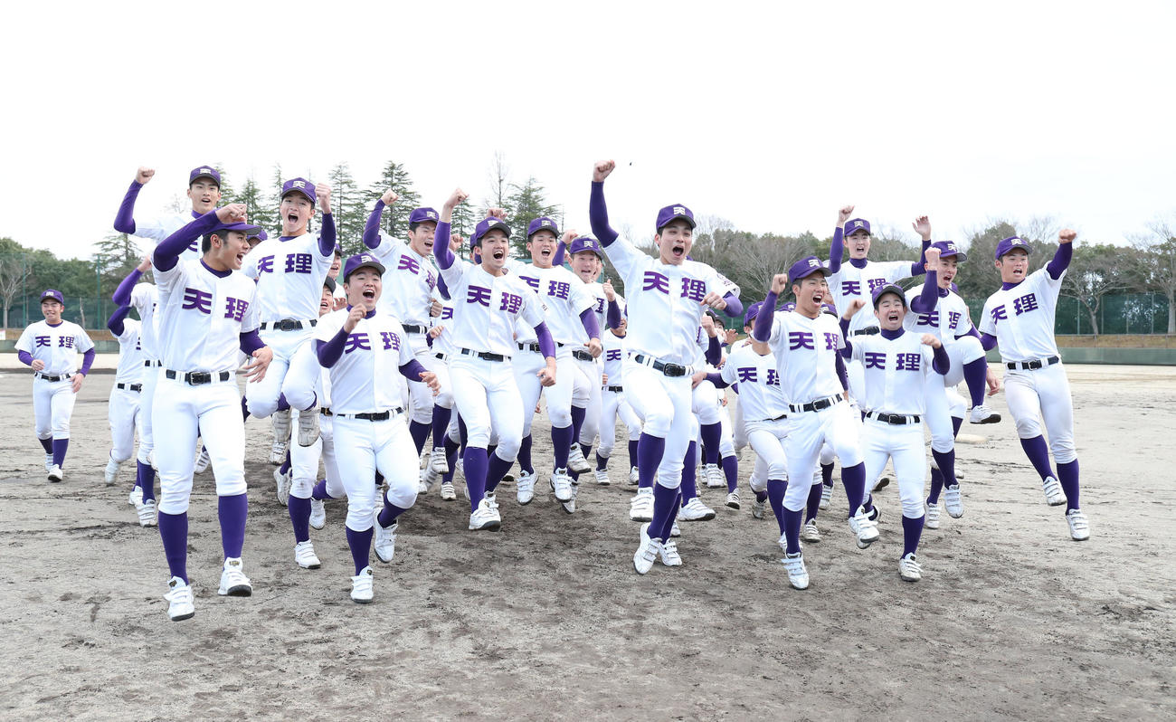 春のセンバツ出場が決定し、駆け出して喜びを爆発させる天理ナイン（撮影・白石智彦）