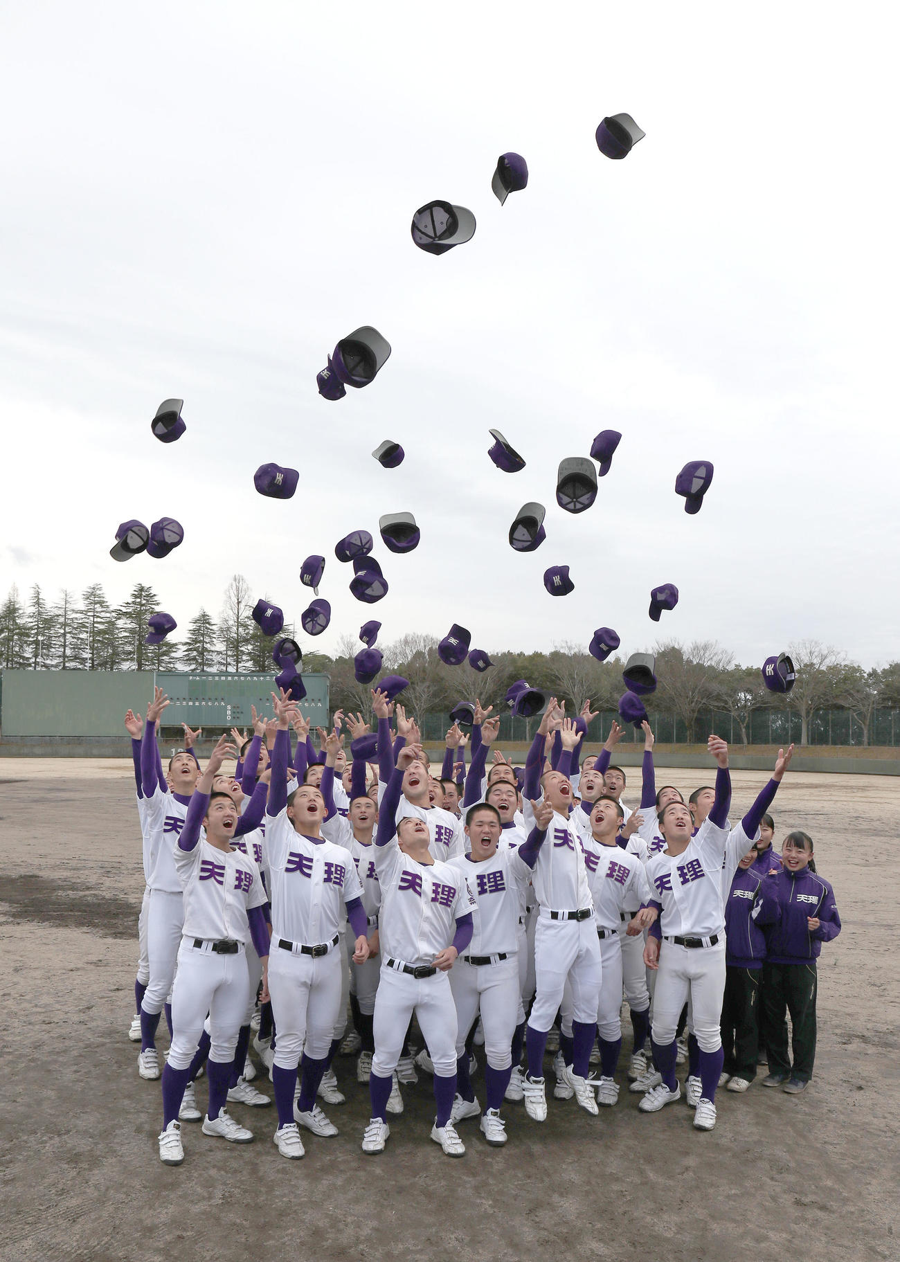 春のセンバツ出場が決定し、帽子を高々く投げて喜ぶ天理ナイン（撮影・白石智彦）