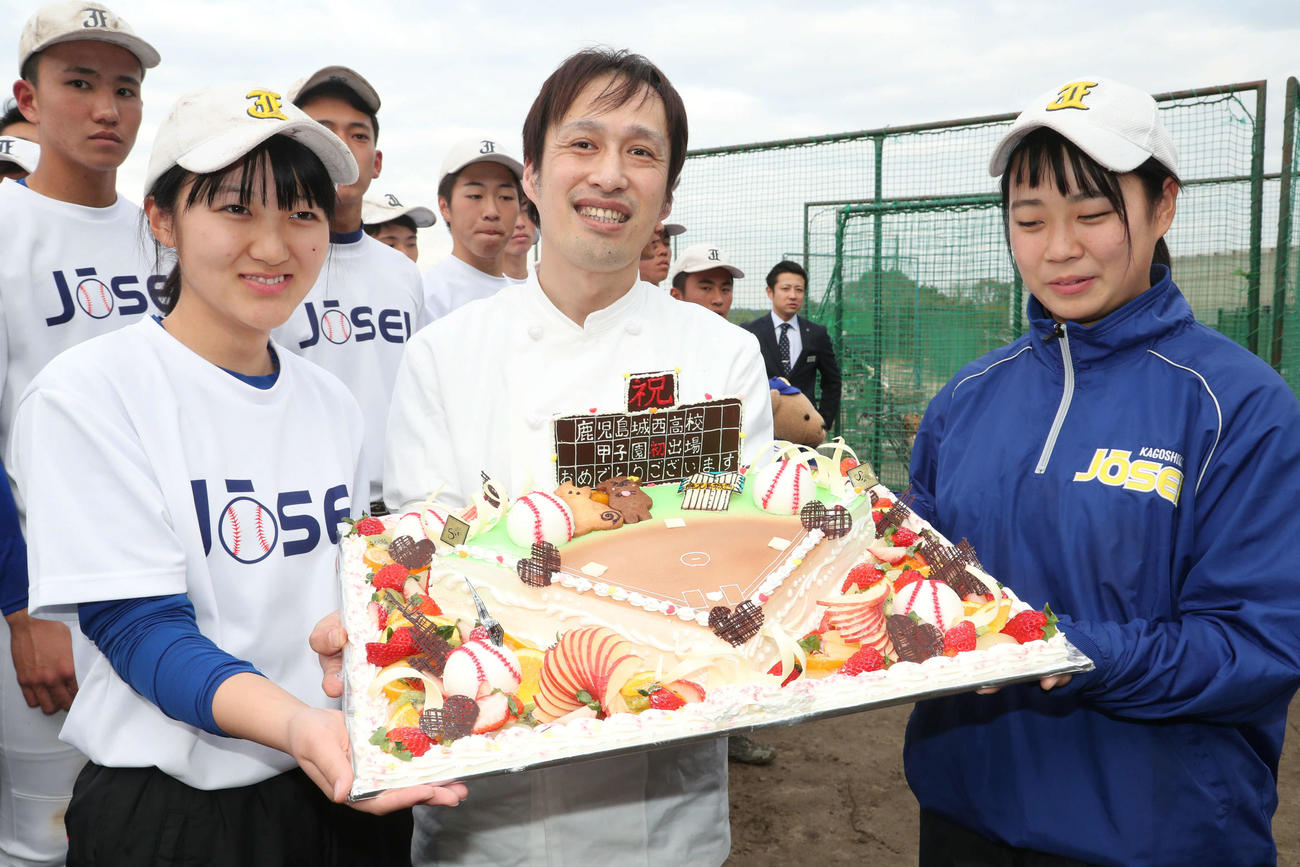 センバツ出場が決まった鹿児島城西ナインに贈られたケーキ（撮影・梅根麻紀）