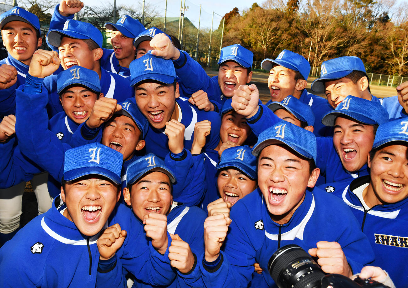 センバツ出場を決めた磐城ナインは喜びを爆発させる（撮影・柴田隆二）