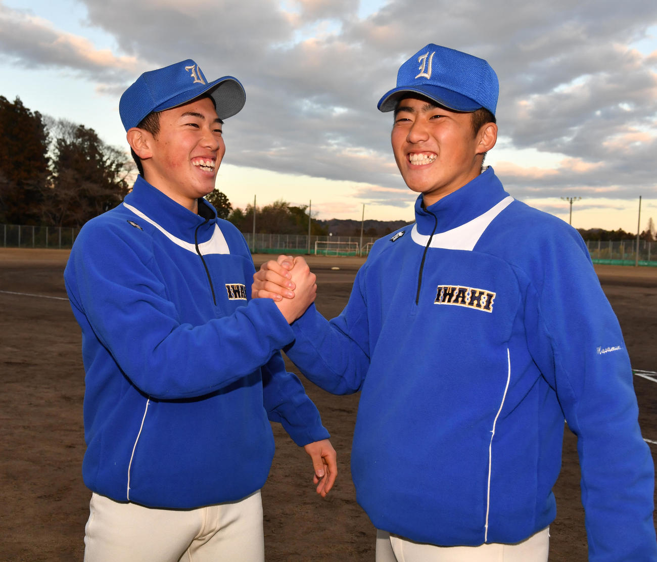 選抜出場を決めた磐城・岩間涼星捕手（左）と沖政宗投手のバッテリーは喜び合う（撮影・柴田隆二）