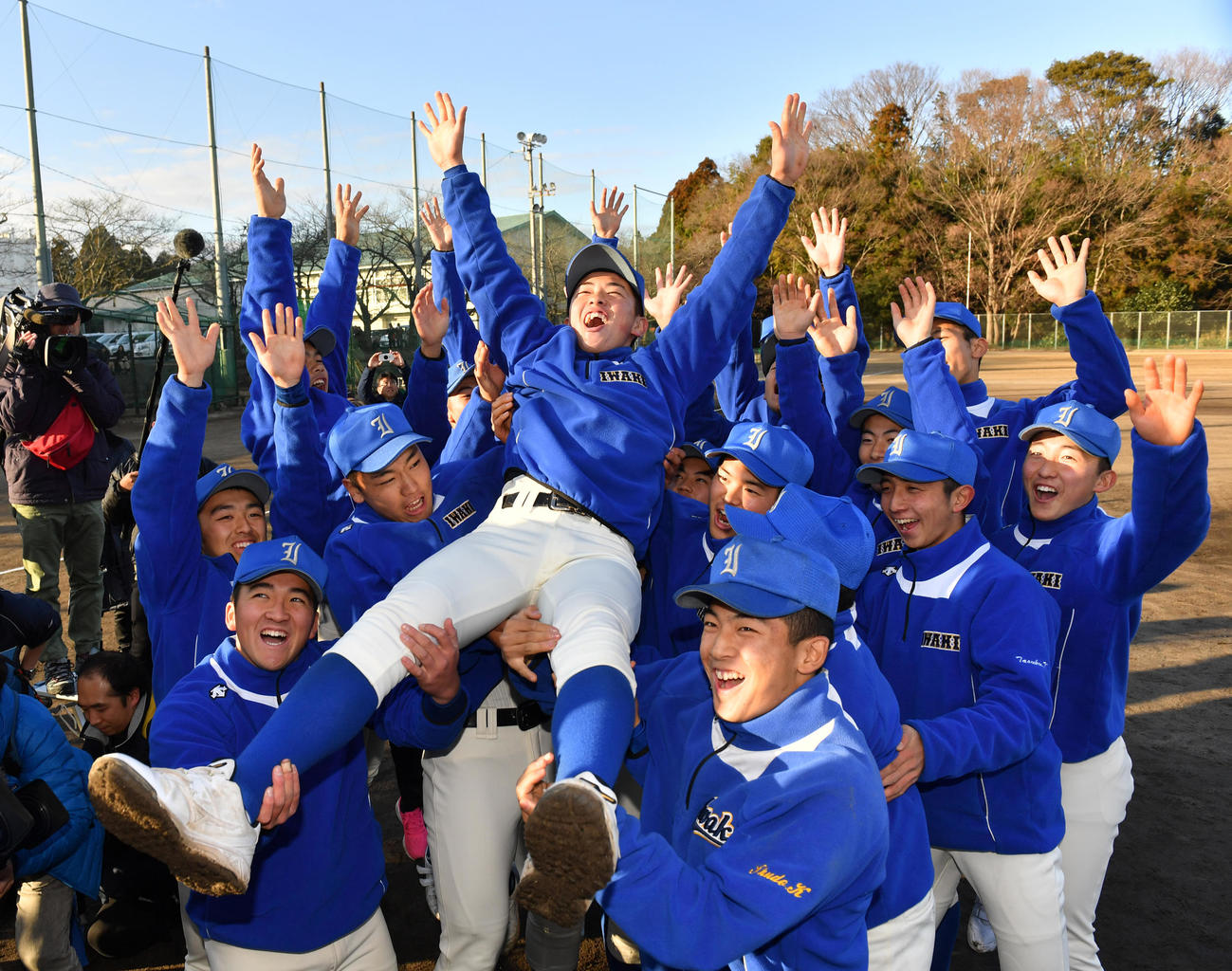 選抜出場を決めた磐城・岩間主将はナインから胴上げされる（撮影・柴田隆二）