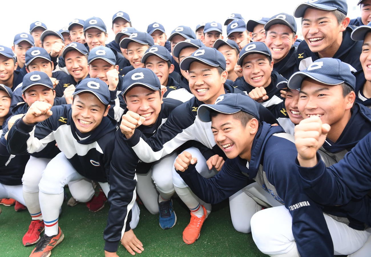 2020年選抜高校野球出場が決まり喜ぶ中京大中京高校ナイン（前列中央はキャプテン・印出太一）（撮影・森本幸一）