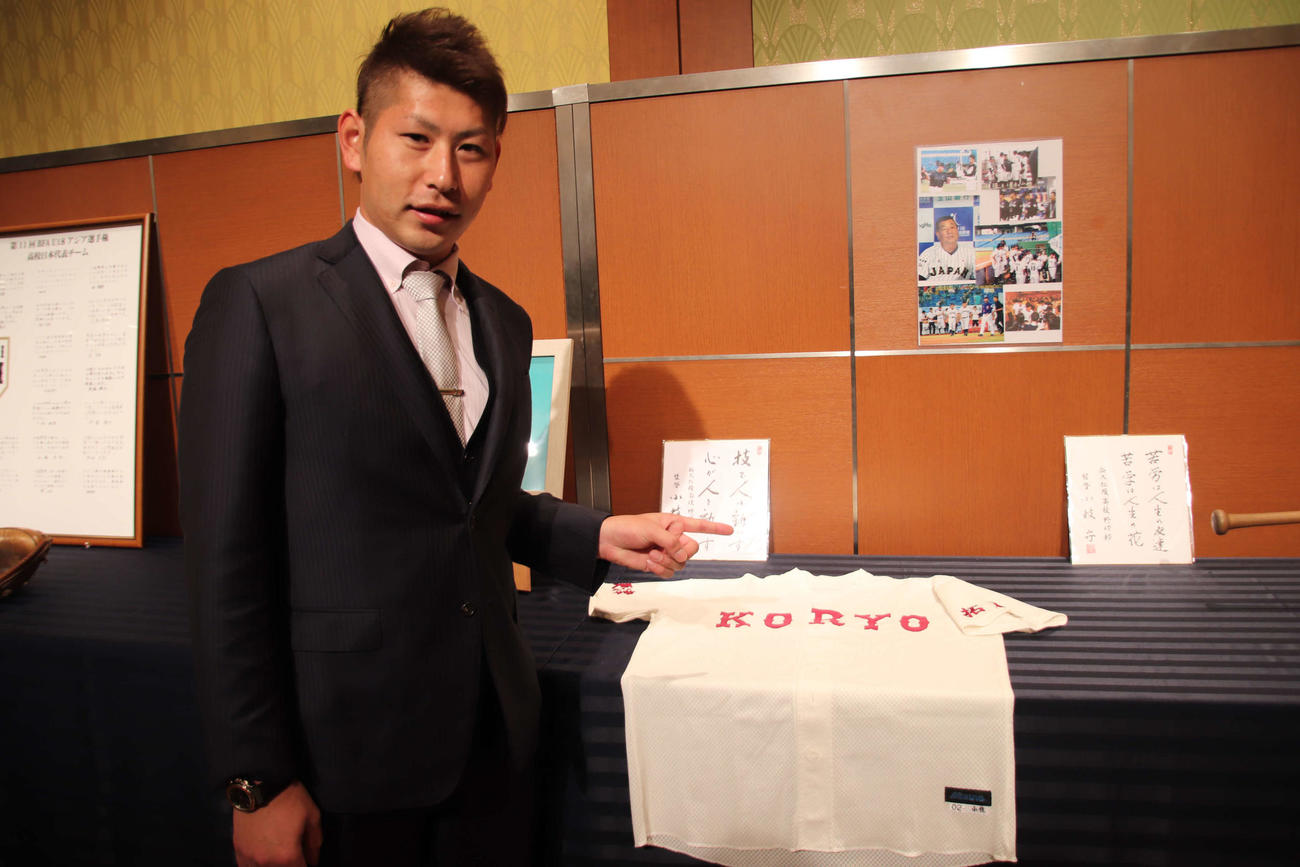 拓大紅陵OBで小枝元監督が恩師の日本ハム・加藤貴之投手。小枝元監督の思い出の品の前で（撮影・保坂淑子）