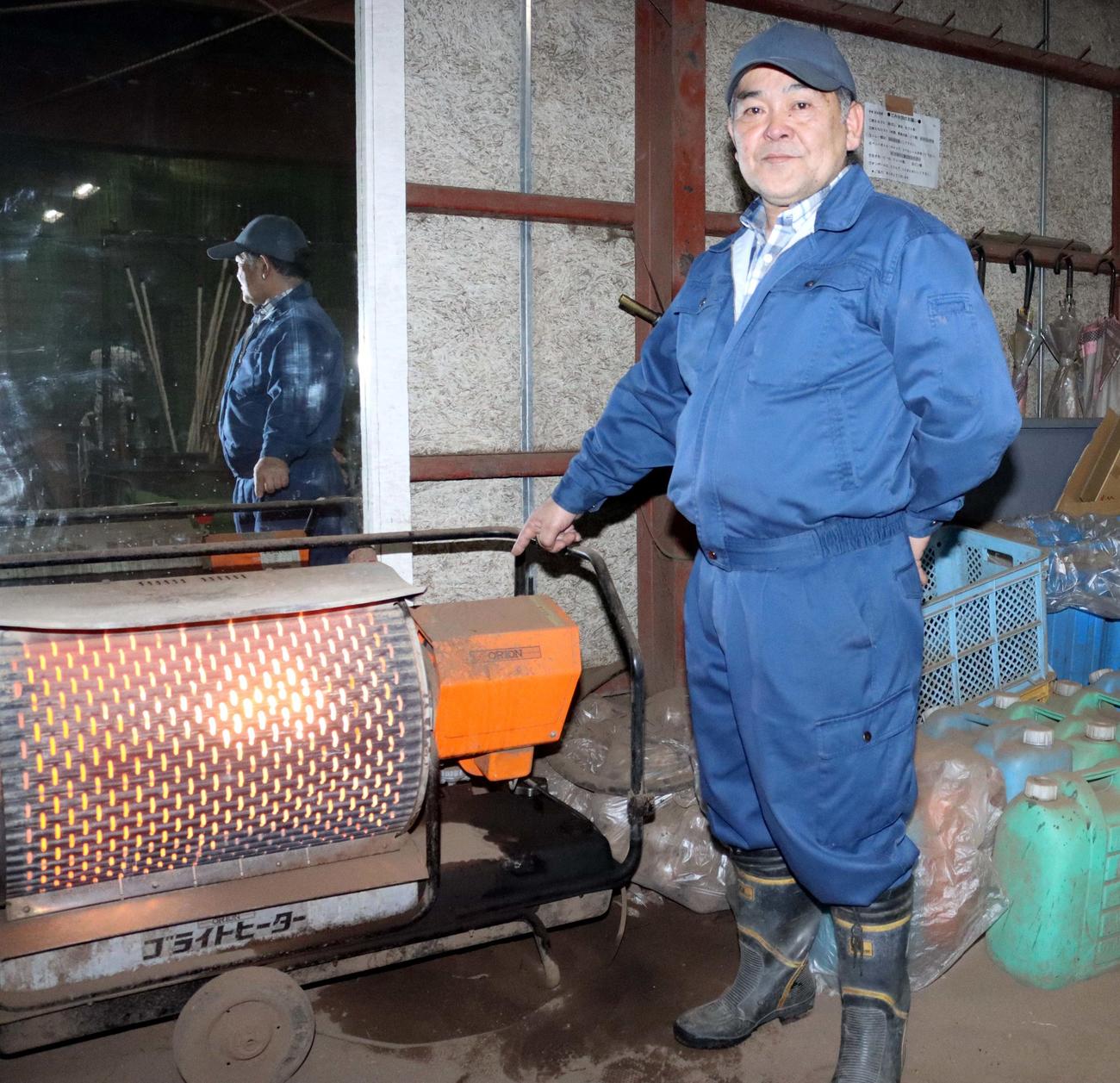 室内練習場のヒーターの修理なども担う帯広農の農務従事員・桐山さん（撮影・永野高輔）