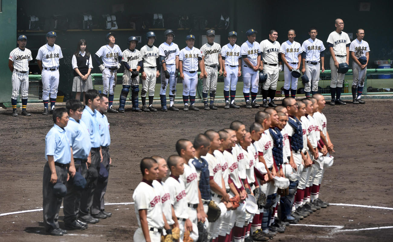 大阪大会　渋谷に敗れ、ベンチ前に整列する5校連合の選手たち（奥）（19年7月12日撮影）