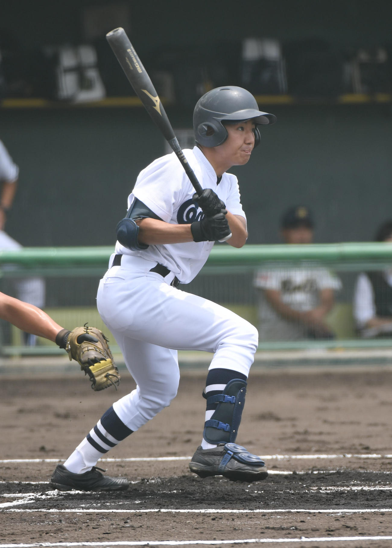 5校連合の鶴田は中前打を放つ（19年7月12日撮影）
