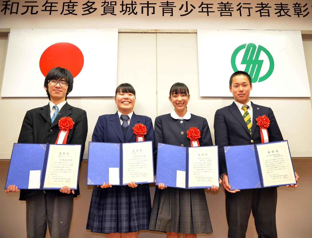 多賀城市青少年善行者表彰式で表彰された仙台育英の田中祥都主将（右端）ら。左から東北生活文化大高の高橋さん、塩釜の浜須さん、多賀城中の相沢さん（撮影・鎌田直秀）