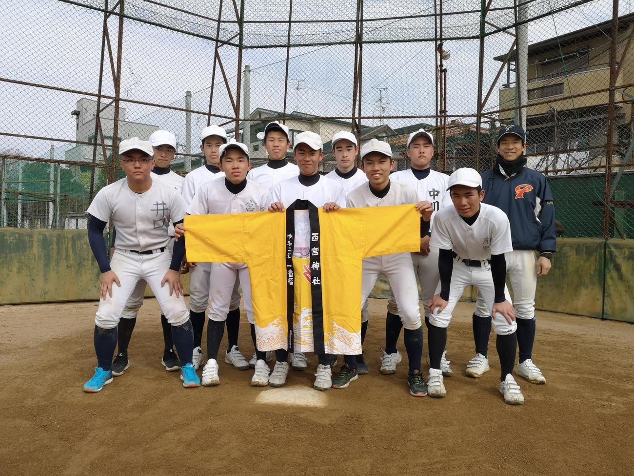 福男のハッピを持つ藤井寺工科ナイン。左から井口、真川、前田、宮田、山本、岡林、小椋、柳、中川、麻野、黒木部長