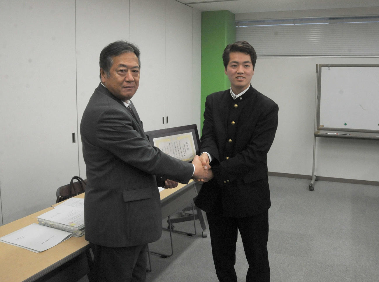 県高野連の中沢会長（左）から表彰を受ける静岡高の小岩