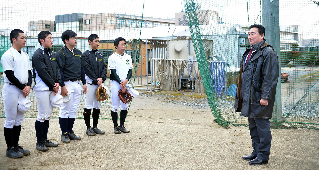 松井新監督（右端）は、尚志ナインと初対面しあいさつする（撮影・鎌田直秀）
