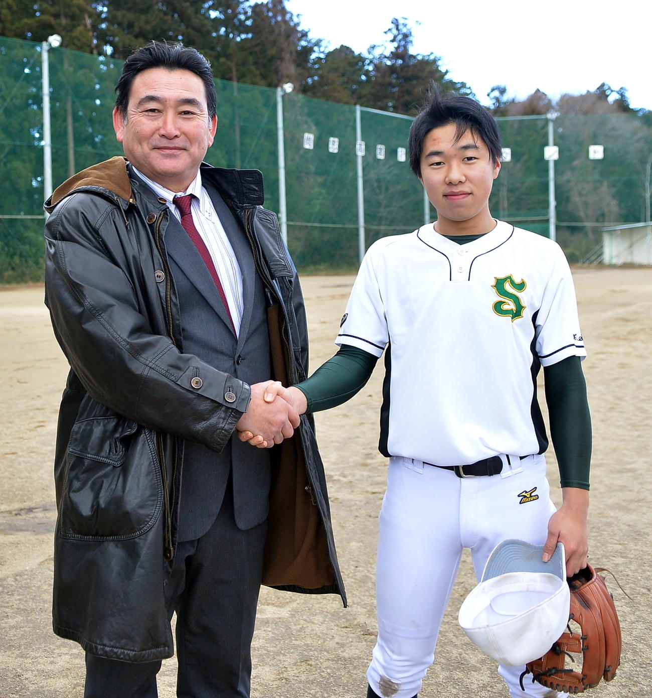 尚志の佐藤主将（右）と握手する松井新監督（撮影・鎌田直秀）