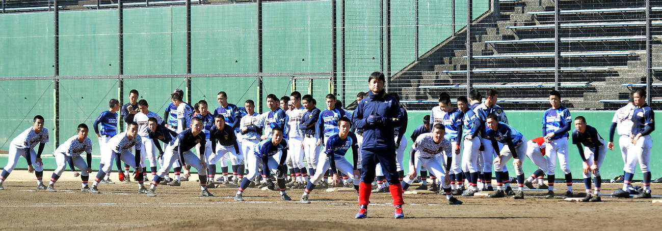 和田氏（中央）と走塁練習を行う仙台育英の選手たち