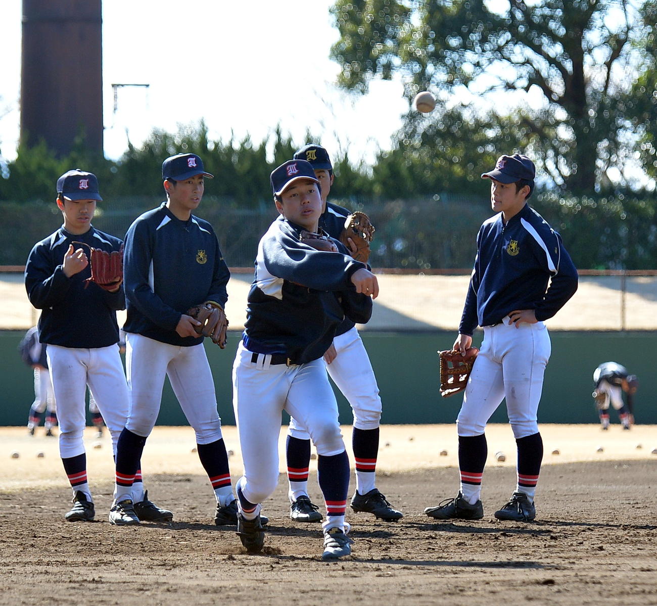 ノックを受ける仙台育英の田中（中央）