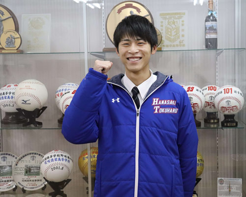 学生コーチとしてチームを支えた花咲徳栄・和田駿也。背後には昨夏の甲子園第101回大会出場を記念したボールが飾られている（撮影・湯本勝大）