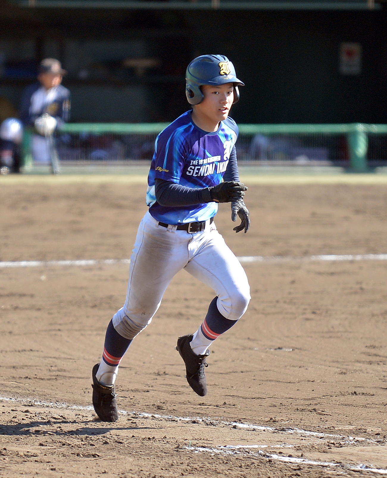四球を選んで全力疾走する仙台育英の宇治野（撮影・鎌田直秀）