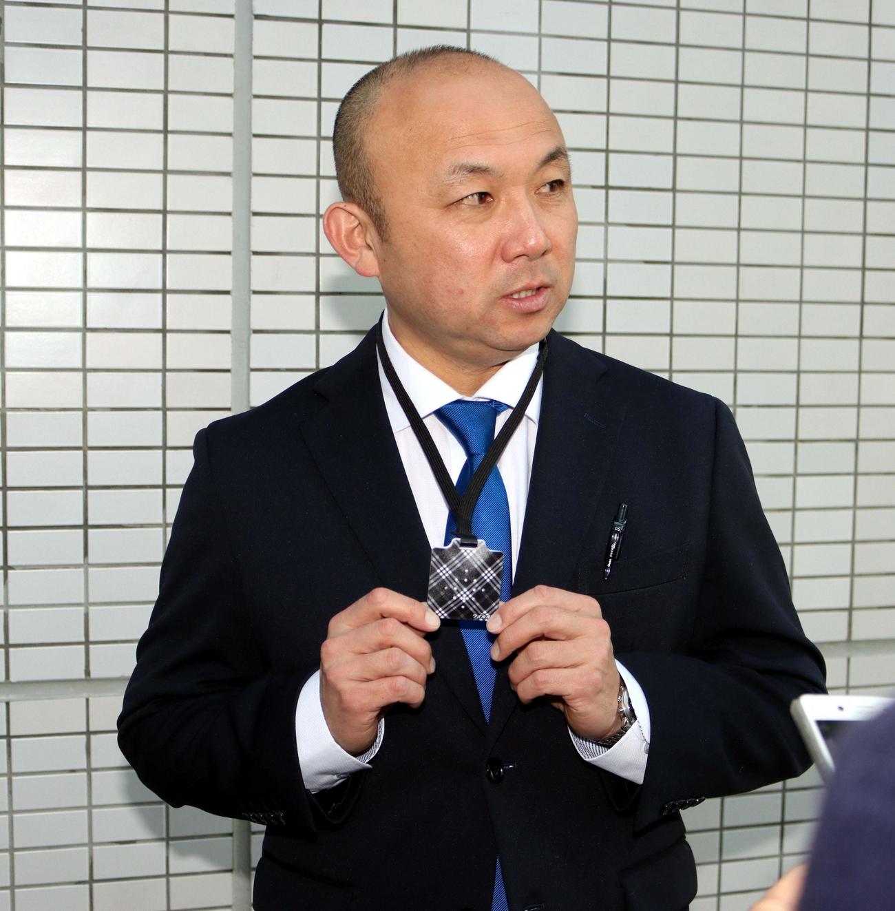 除菌ストラップを首にかける白樺学園・戸出監督（撮影・永野高輔）