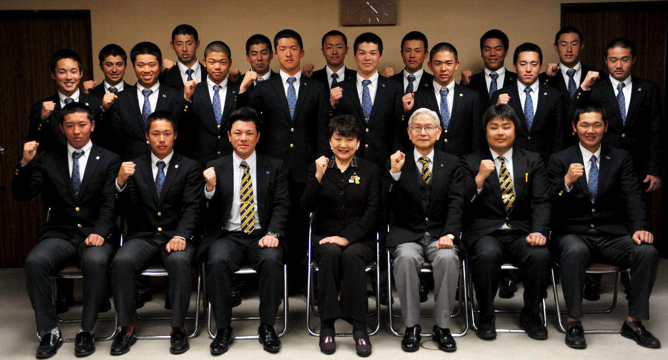 仙台市役所を表敬訪問した仙台育英の選手たちは郡市長（前列中央）と記念撮影し健闘を誓い合う