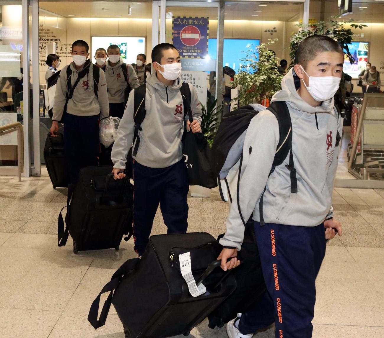 マスクをつけ新千歳空港から移動する帯広農の選手たち（撮影・永野高輔）