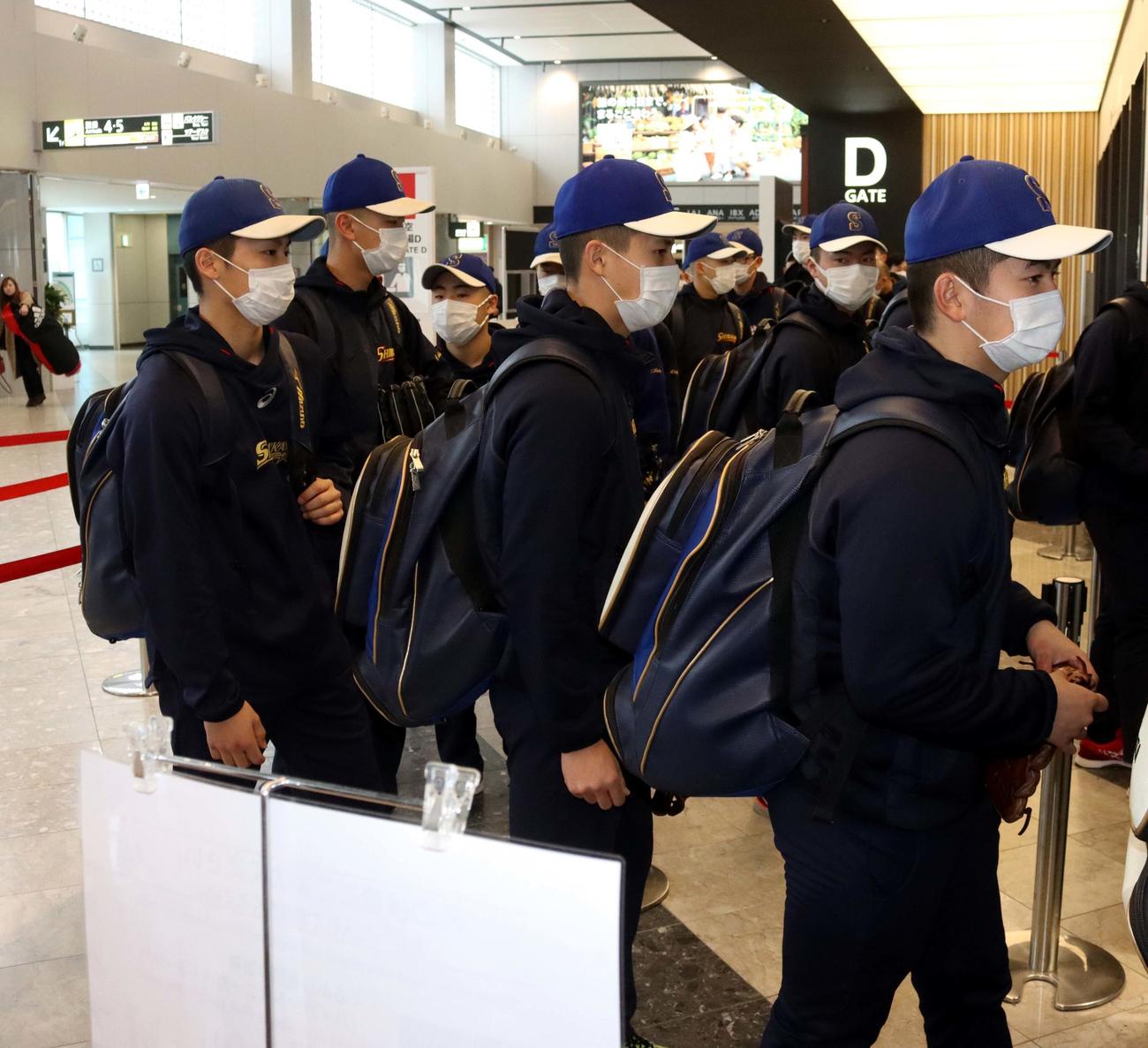 マスクを着用し新千歳空港の保安検査場前に並ぶ白樺学園の選手たち（撮影・永野高輔）