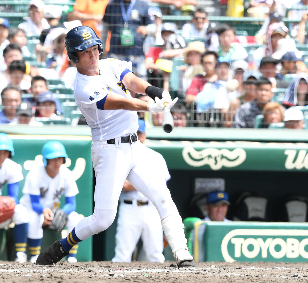 昨年8月の甲子園・海星戦の7回、本塁打を放つ荒牧