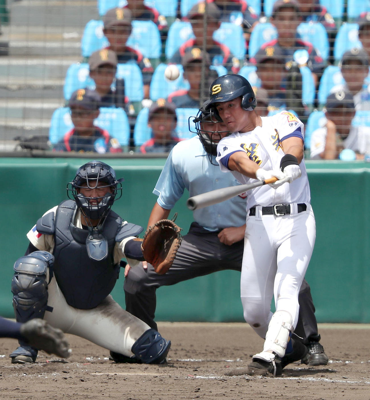 昨年8月の甲子園・海星戦の9回、2打席連続の本塁打を放つ荒牧