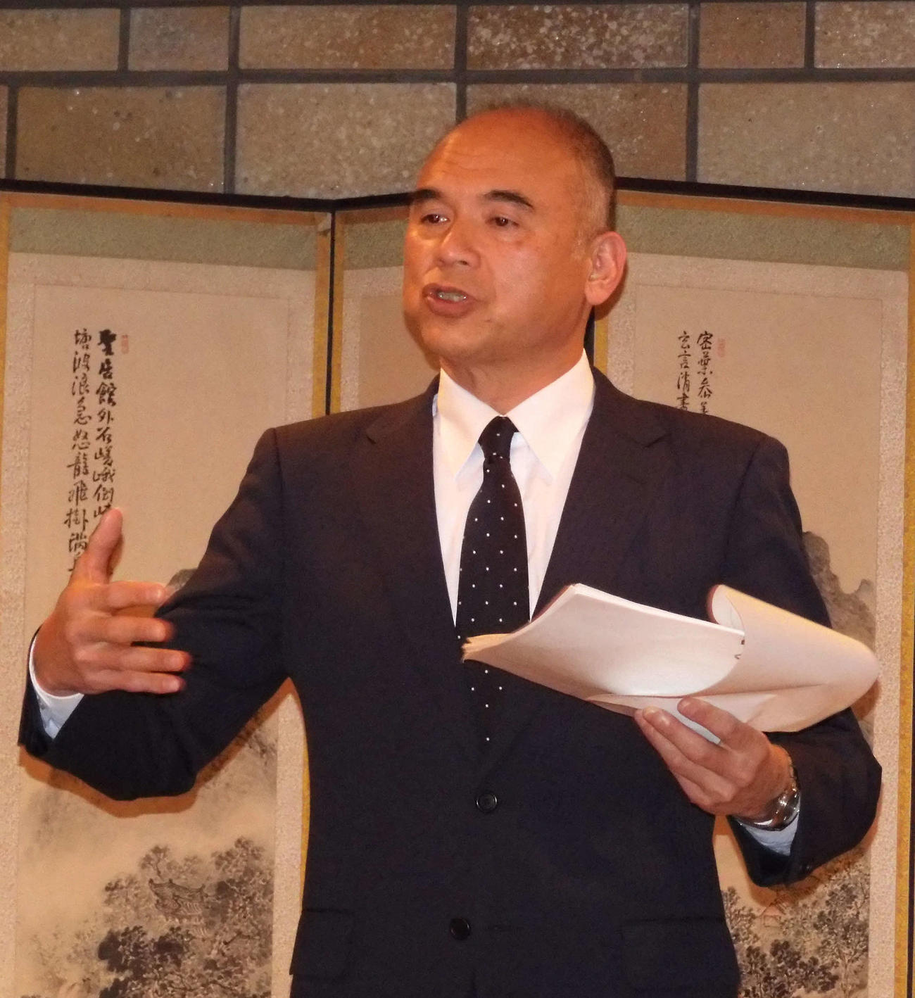 理事会の決定事項を説明する日本高野連の小倉事務局長