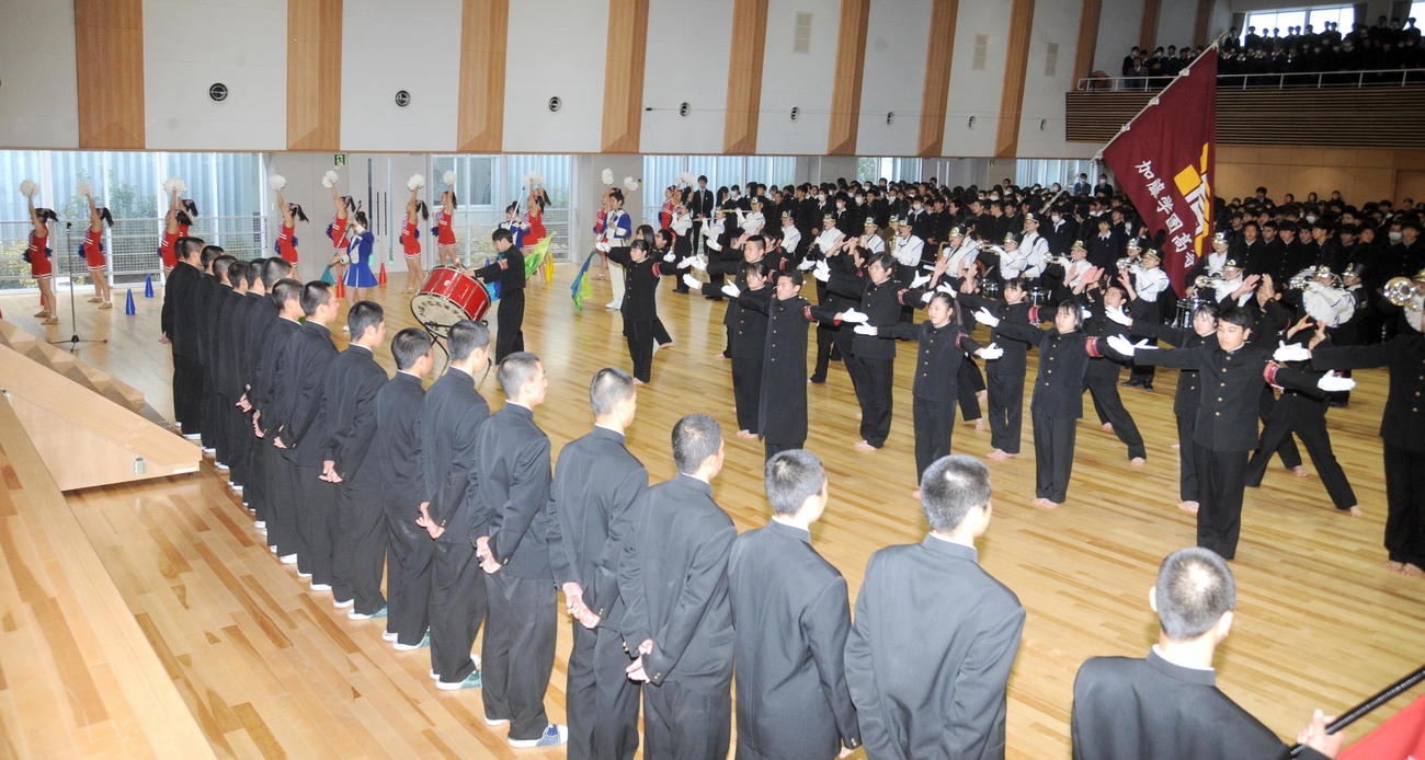壮行会でセンバツに出場する選手たちへエールを送る加藤学園の応援団