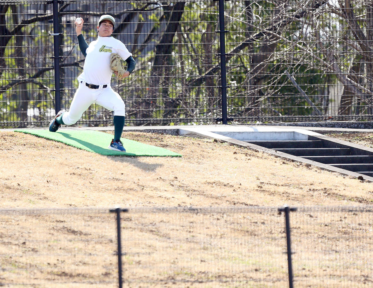 外野席の斜面で投球する鶴岡東・太田（撮影・野上伸悟）
