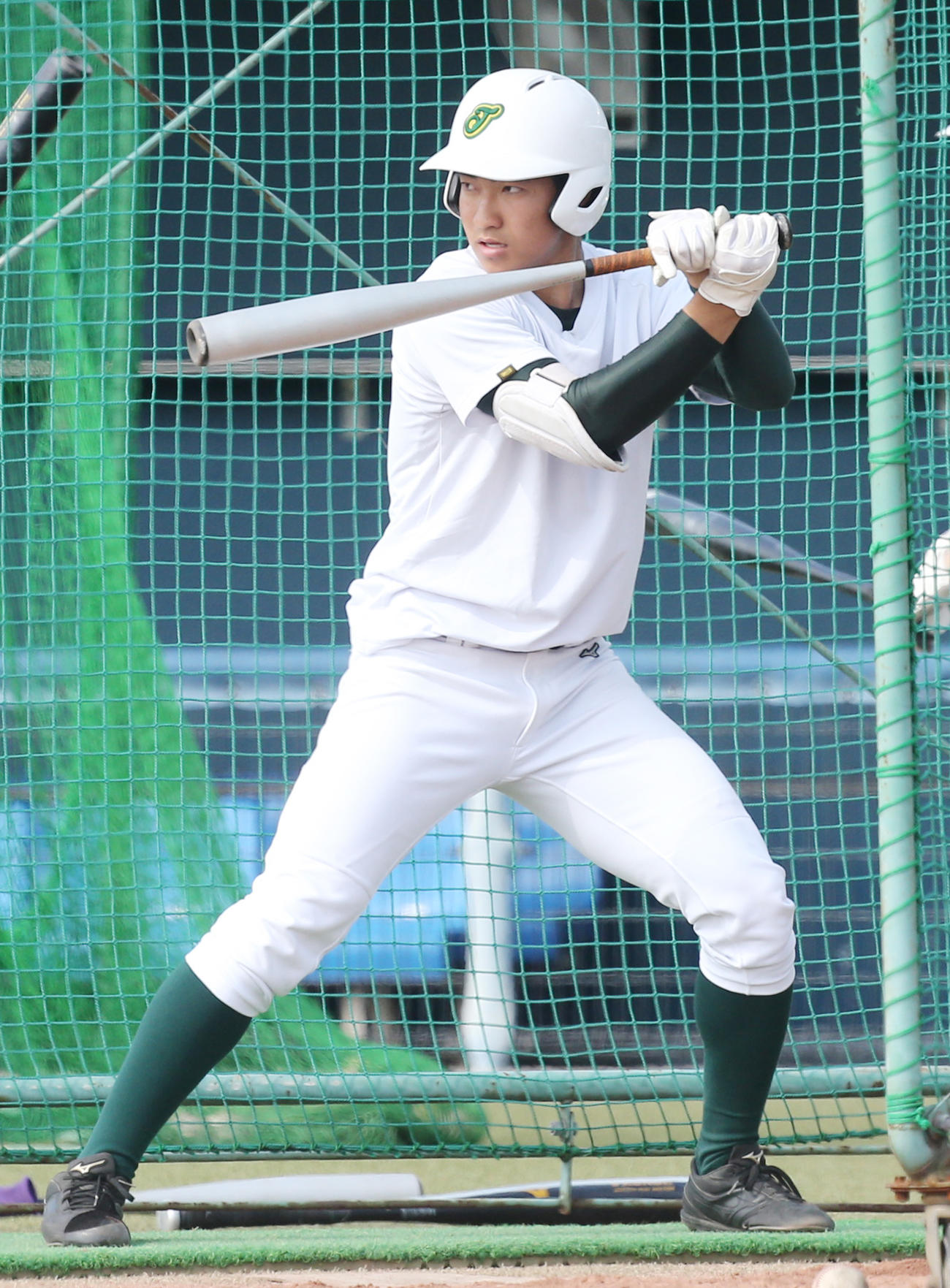 独特の構えからフリー打撃を行う鶴岡東・太田