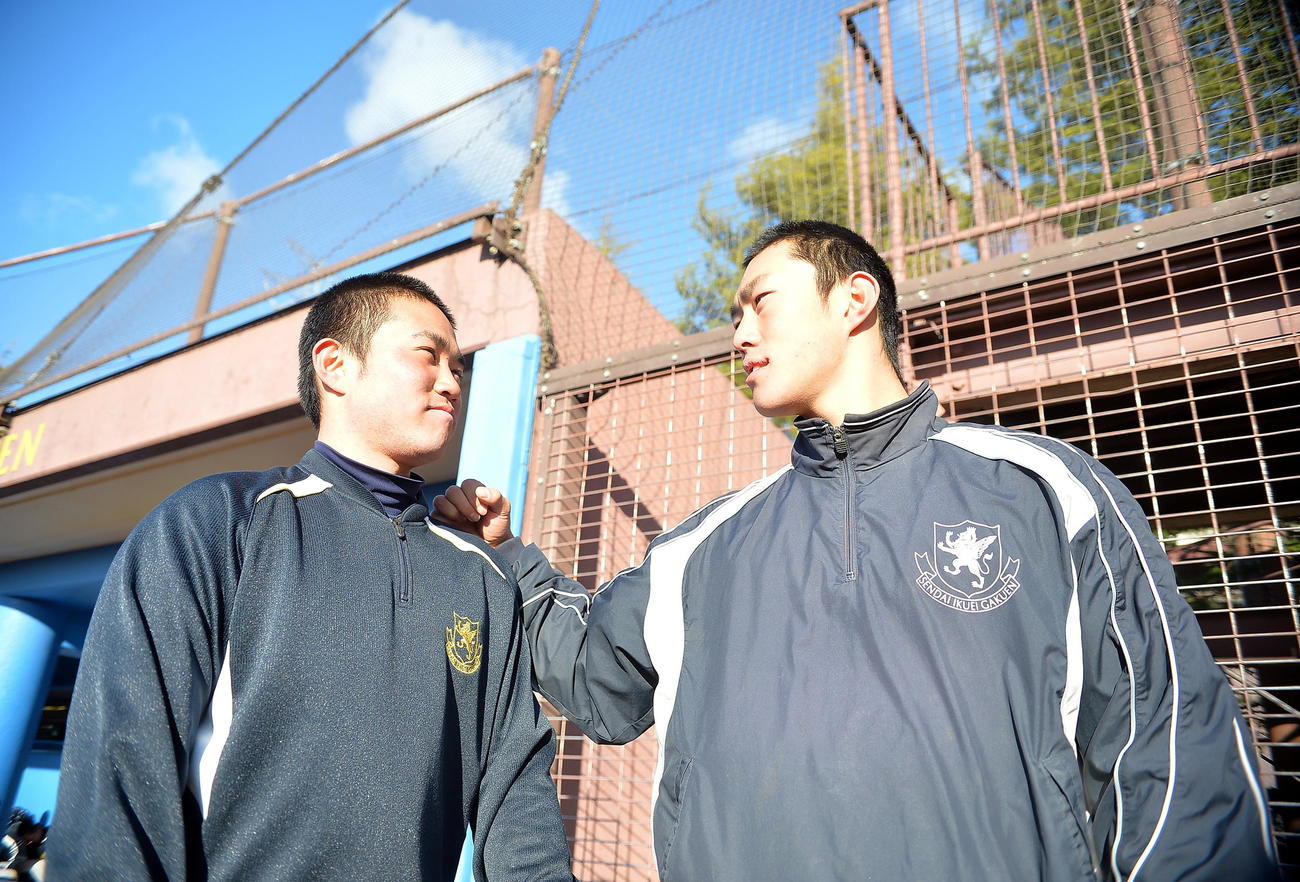 背番号2を争って火花を散らし、にらみあう？　仙台育英の木村（左）と小野寺（撮影・鎌田直秀）