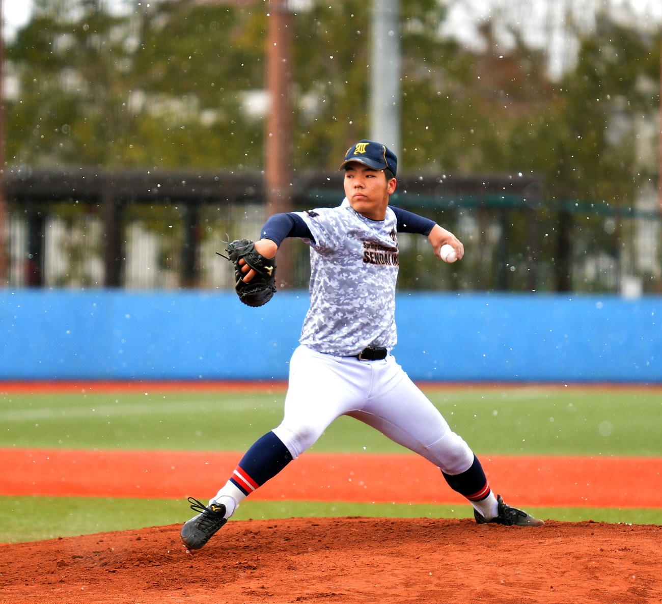 雪の舞う中で登板した仙台育英の笹倉（撮影・鎌田直秀）