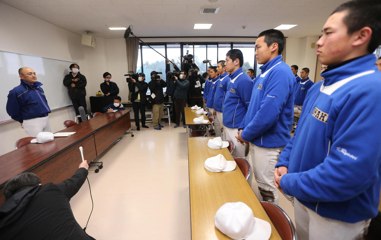 センバツのメンバー発表を行う磐城・木村監督（左）。手前右は岩間主将（撮影・野上伸悟）