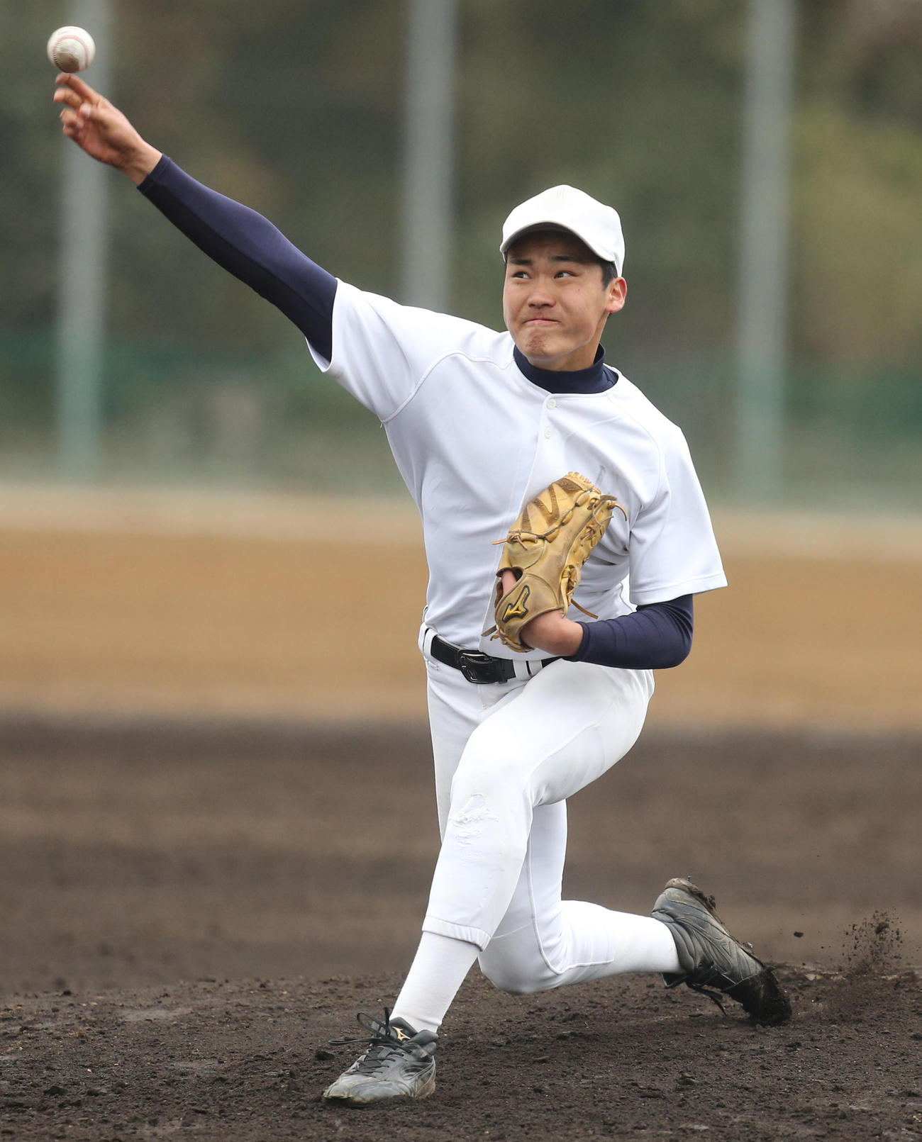 紅白戦で力投する磐城・小川