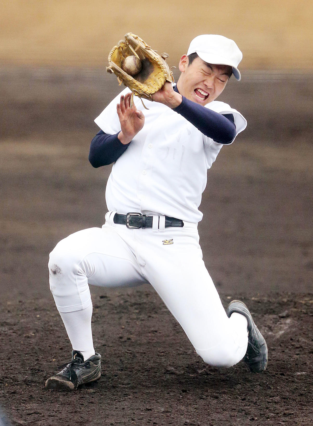 紅白戦で投ゴロを好捕する磐城・小川（撮影・野上伸悟）