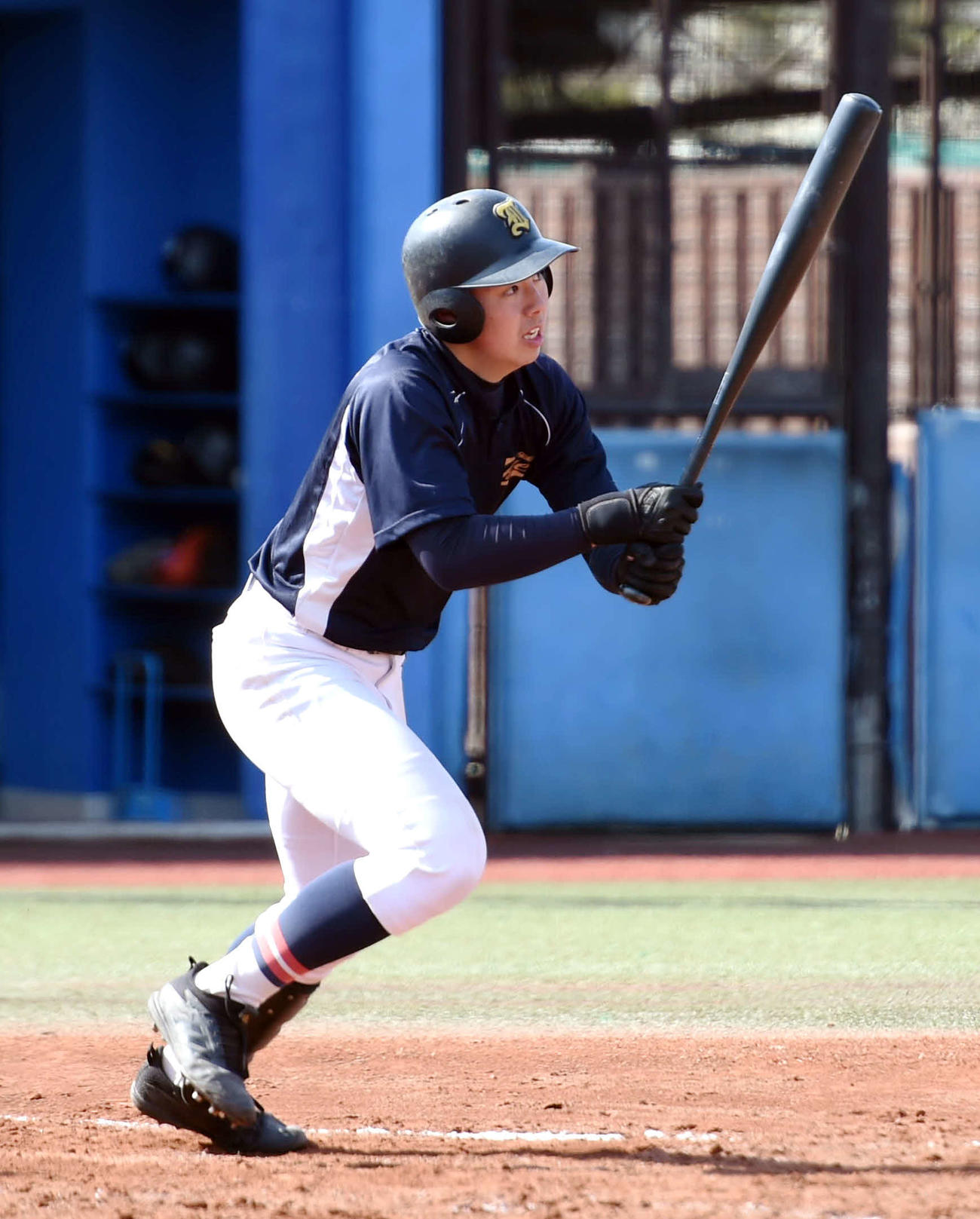 紅白戦で三塁打を放つ仙台育英・吉野