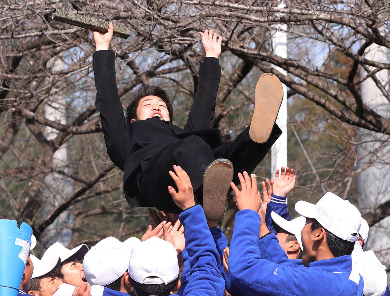 卒業式を終え、後輩たちに胴上げされる磐城・遠藤前主将
