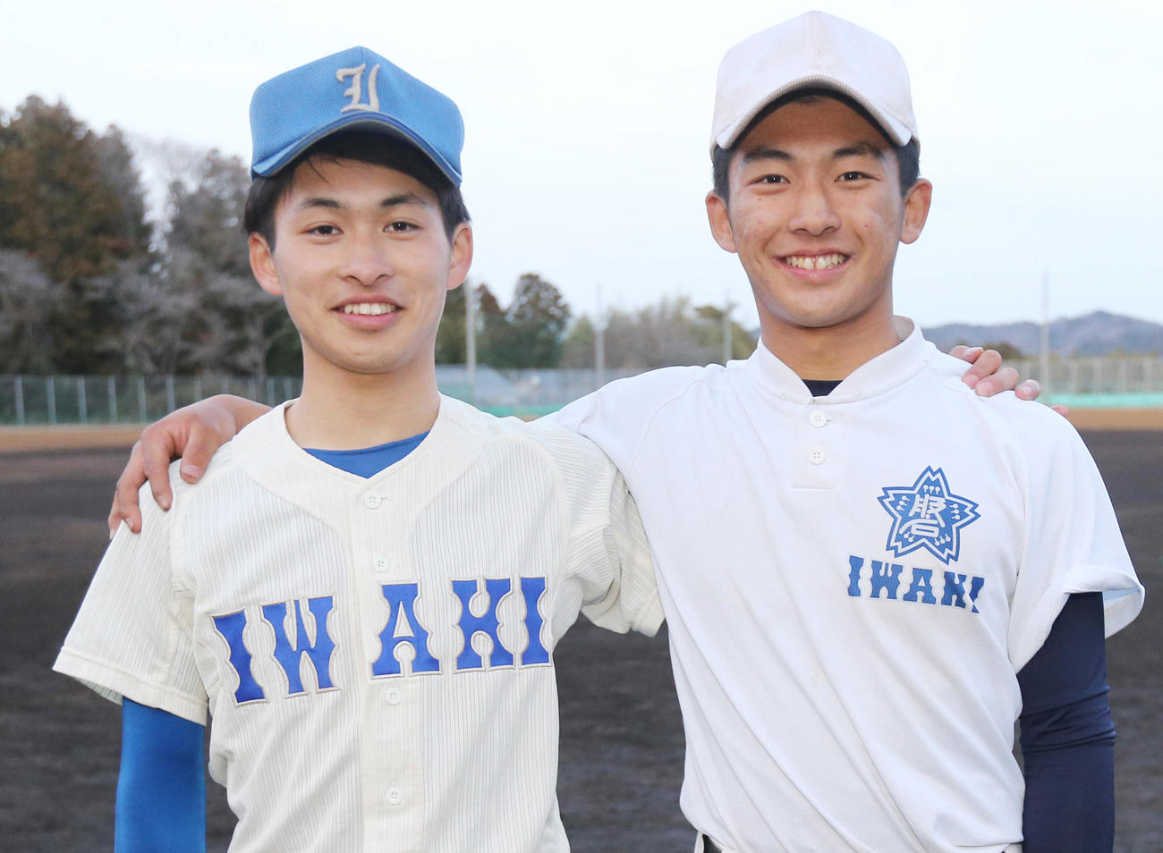 卒業記念試合を終え肩を組む、磐城の前エースで3年生の兄首藤浩輝（左）と弟の1年生瑛太