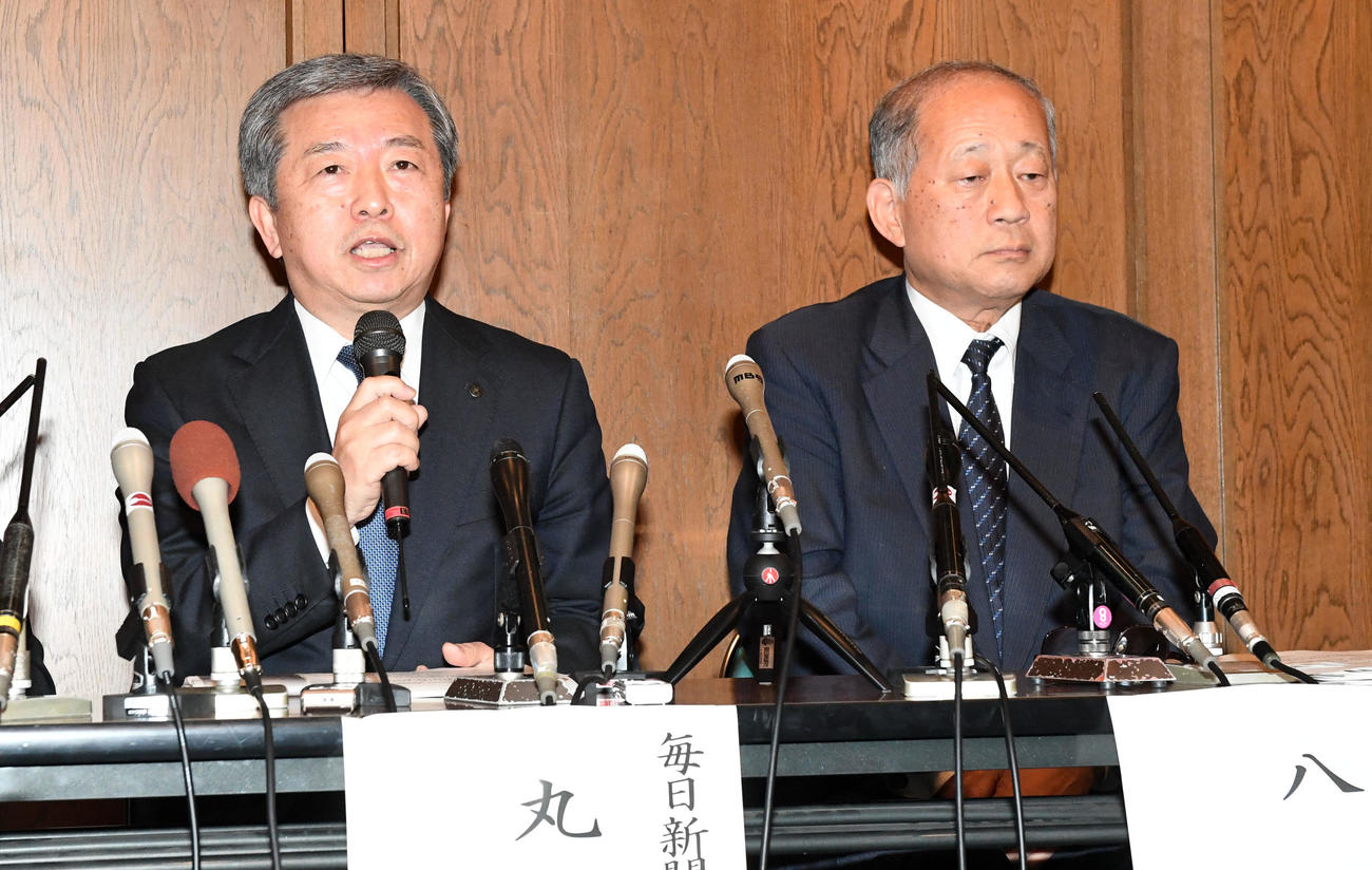 センバツの開催について会見する八田日本高等学校野球連盟会長（右）と丸山毎日新聞社長（撮影・前岡正明）