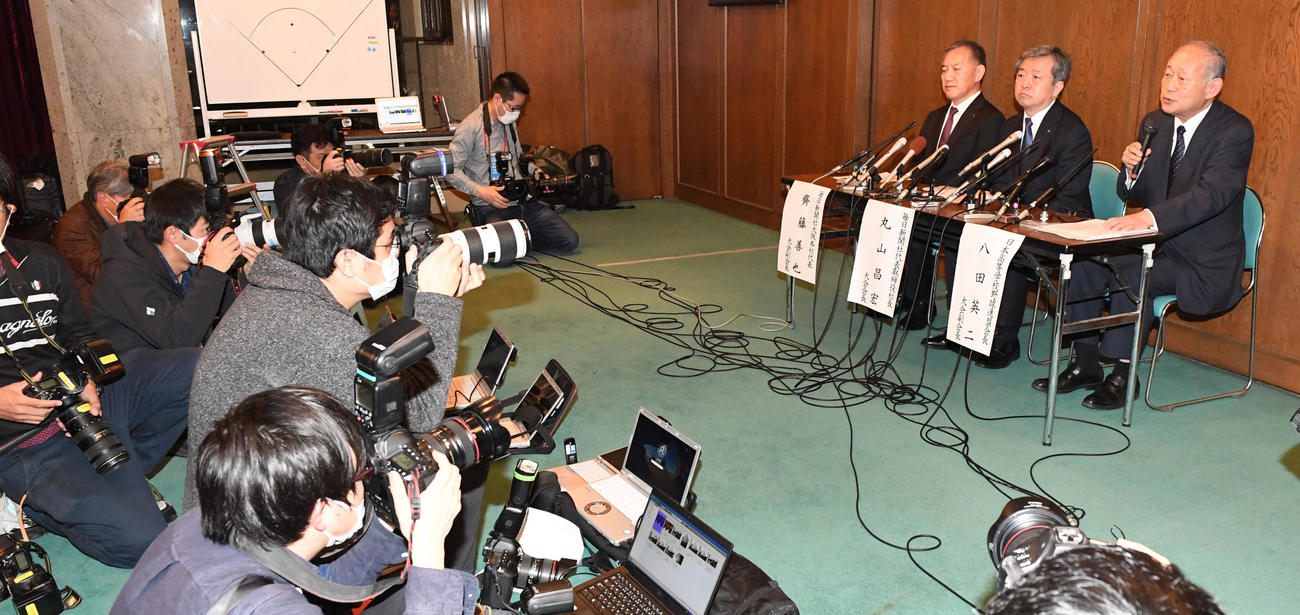 多くの報道陣が集まり開かれたセンバツ開催に関する高野連の会見（撮影・前岡正明）