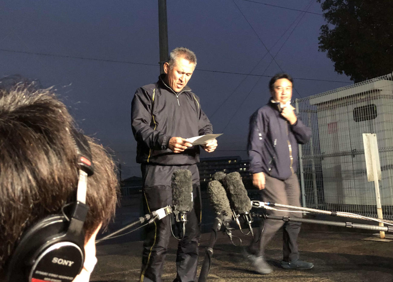 高野連から報告を受け、取材対応する明石商・狭間監督（中央）（撮影・望月千草）