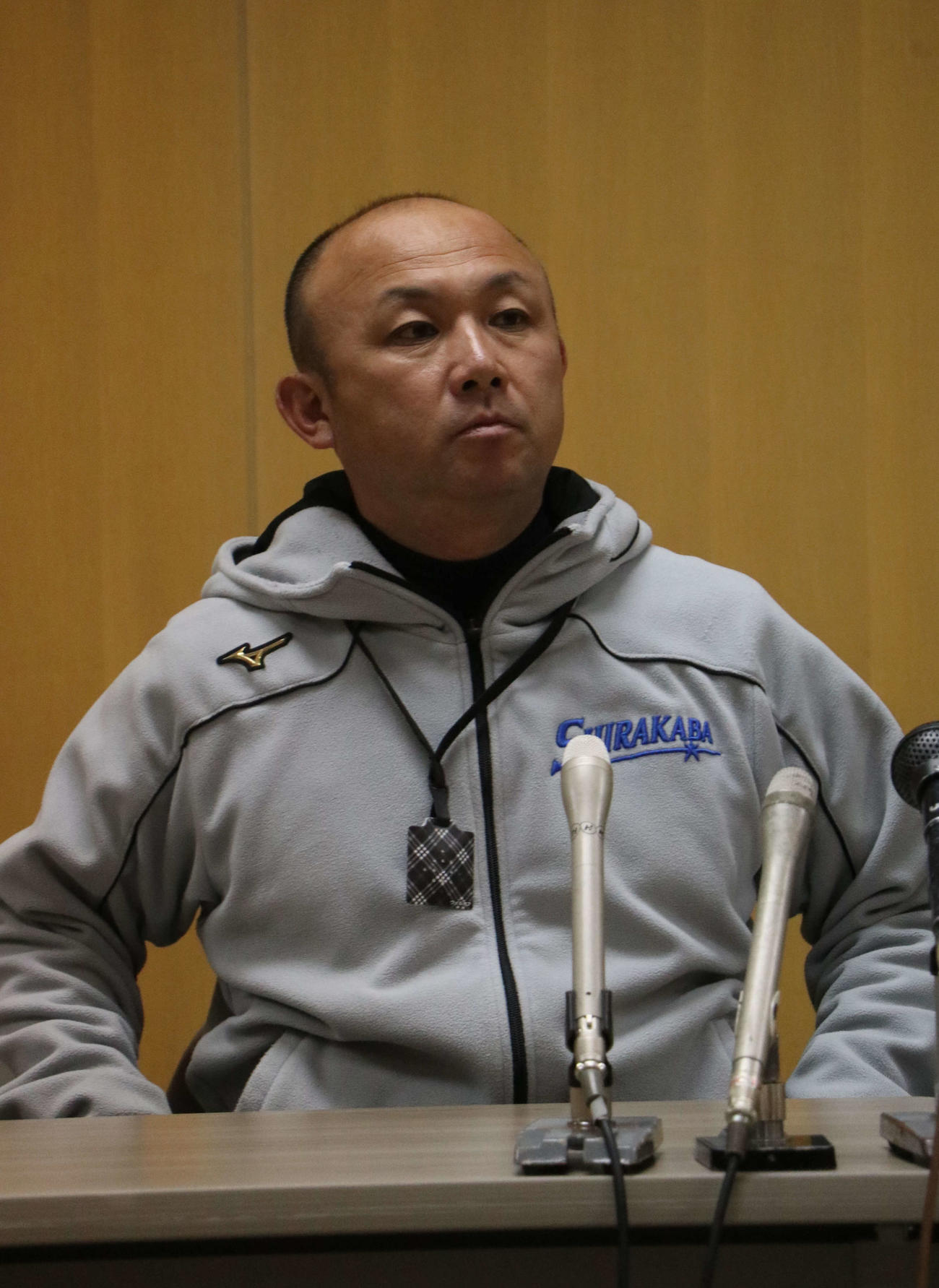 日本高野連の会見を受け取材に応じる白樺学園・戸出監督（撮影・浅水友輝）