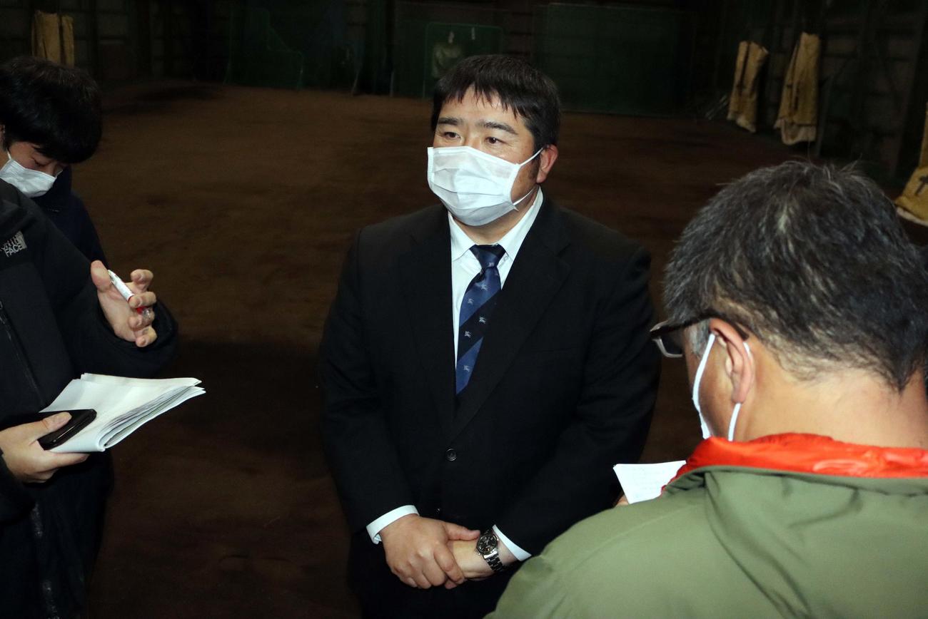 報道陣の質問に答える帯広農・前田監督（撮影・永野高輔）