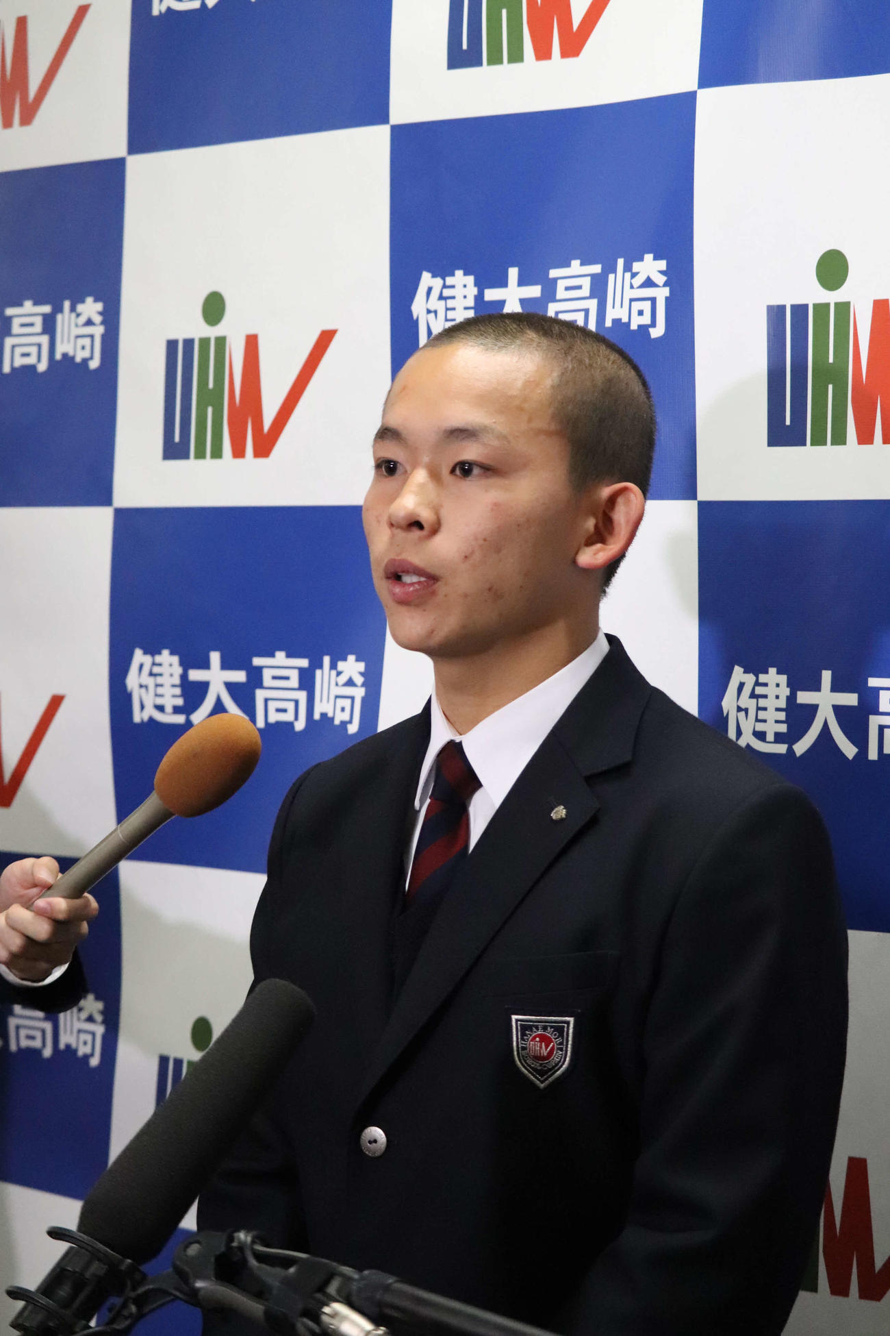 センバツの無観客開催が前提となり、報道陣の質問に答える高崎健康福祉大高崎・戸丸秦吾主将（撮影・湯本勝大）