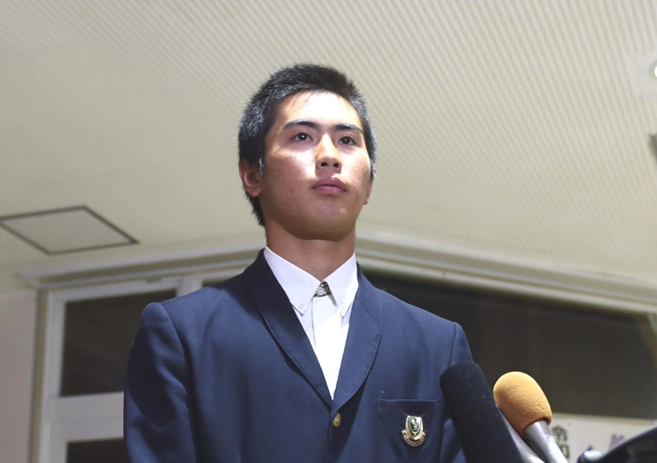 取材に応じる鶴岡東・鈴木主将（撮影・山田愛斗）