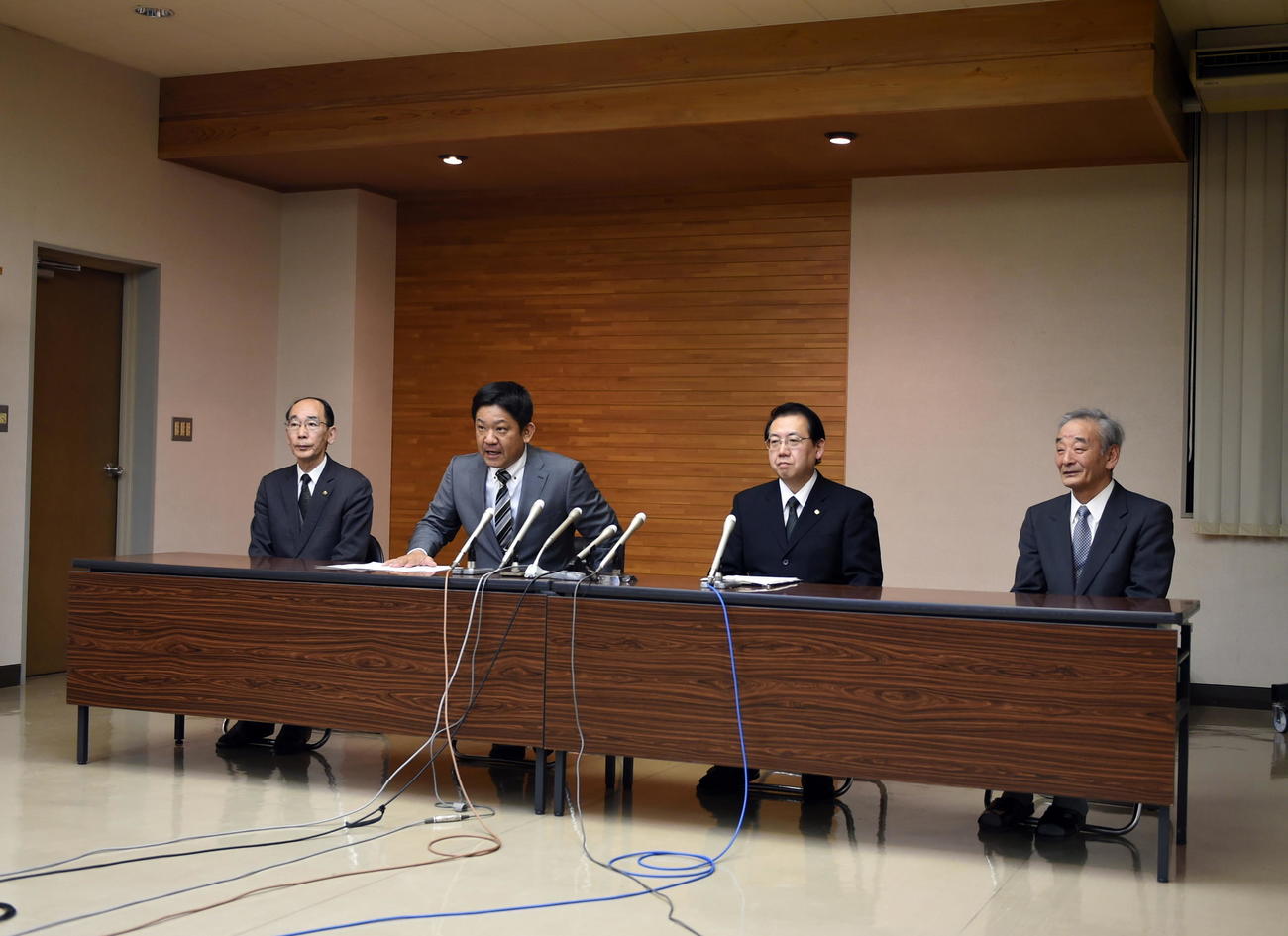 会見を行う鶴岡東・佐藤監督（左から2人目）ら（撮影・山田愛斗）