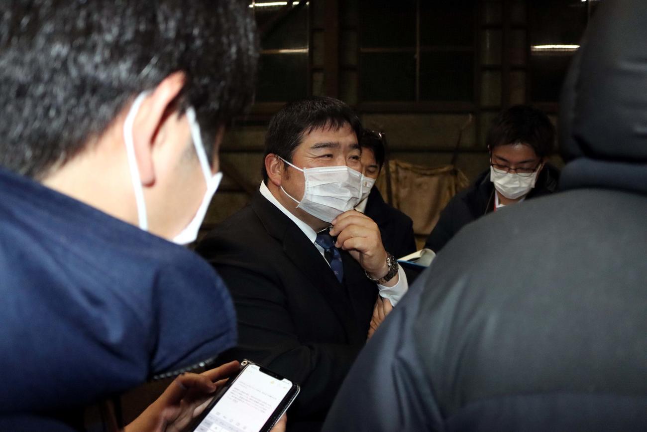 報道陣の質問にこたえる帯広農の前田監督（撮影・永野高輔）