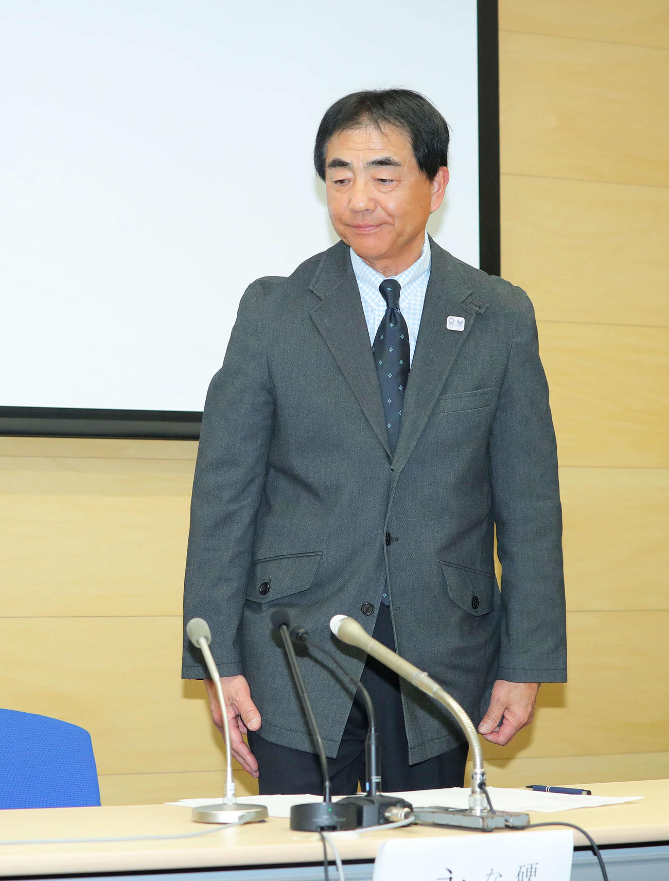 会見を終え席を立つ国士舘・永田監督（撮影・河田真司）
